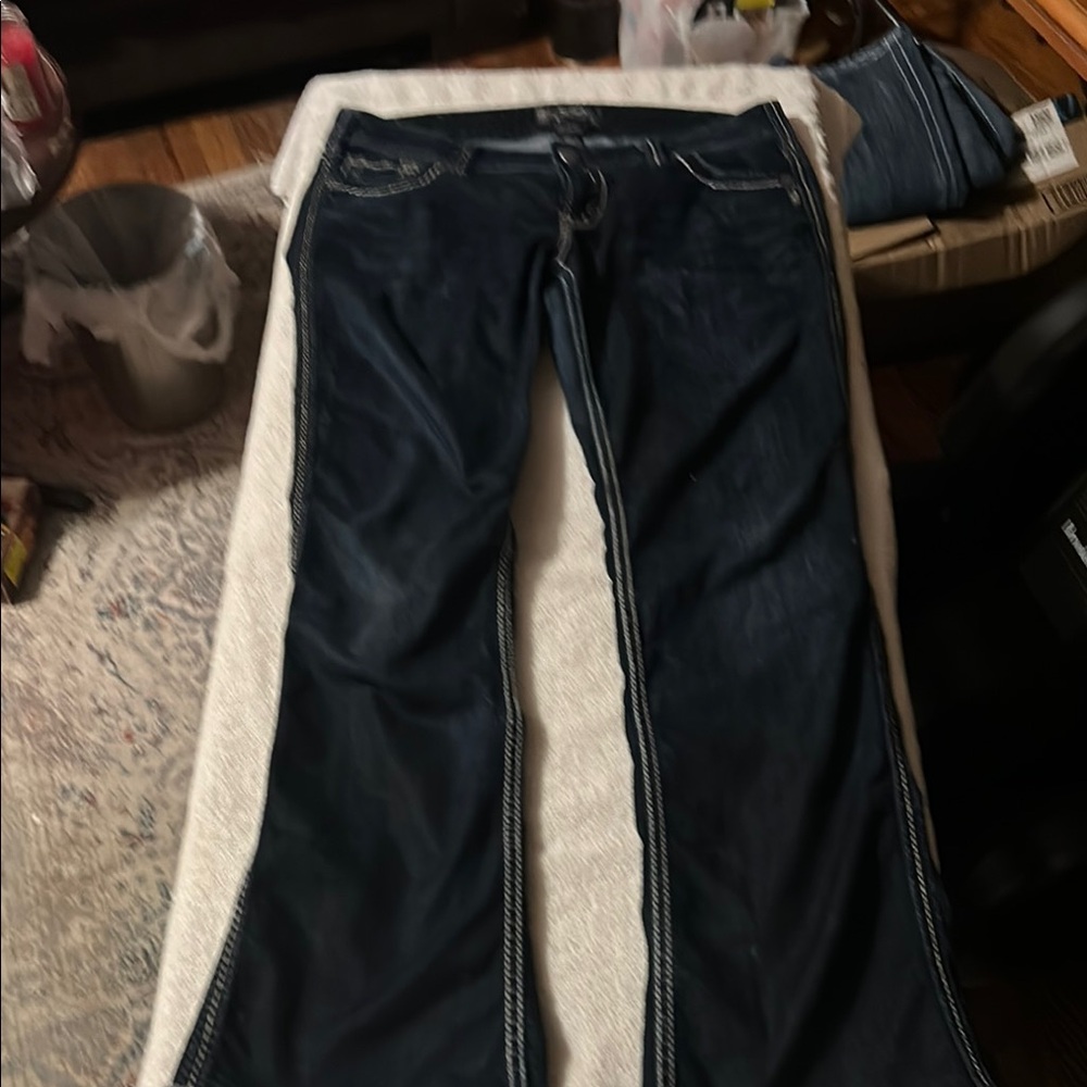 Silver Jeans sz 30 x 33. Nice dark blue and cool design on pockets.